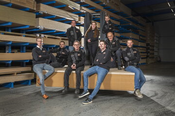 Teamfoto Van Laere hout | © Van Laere hout Teamfoto Van Laere hout in het magazijn waar de plaatmaterialen liggen opgeslagen | © Van Laere hout